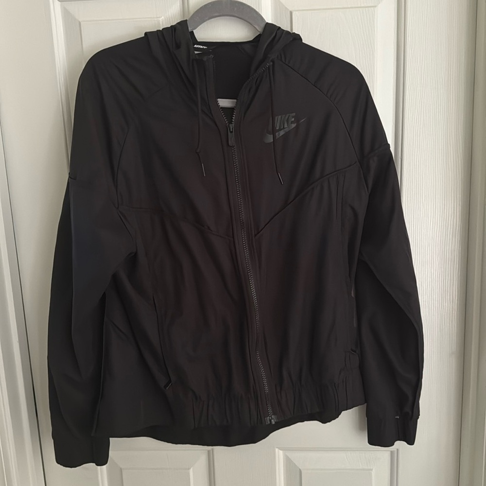 NIKE barely worn black windbreaker size: YL (fits more like an AS)